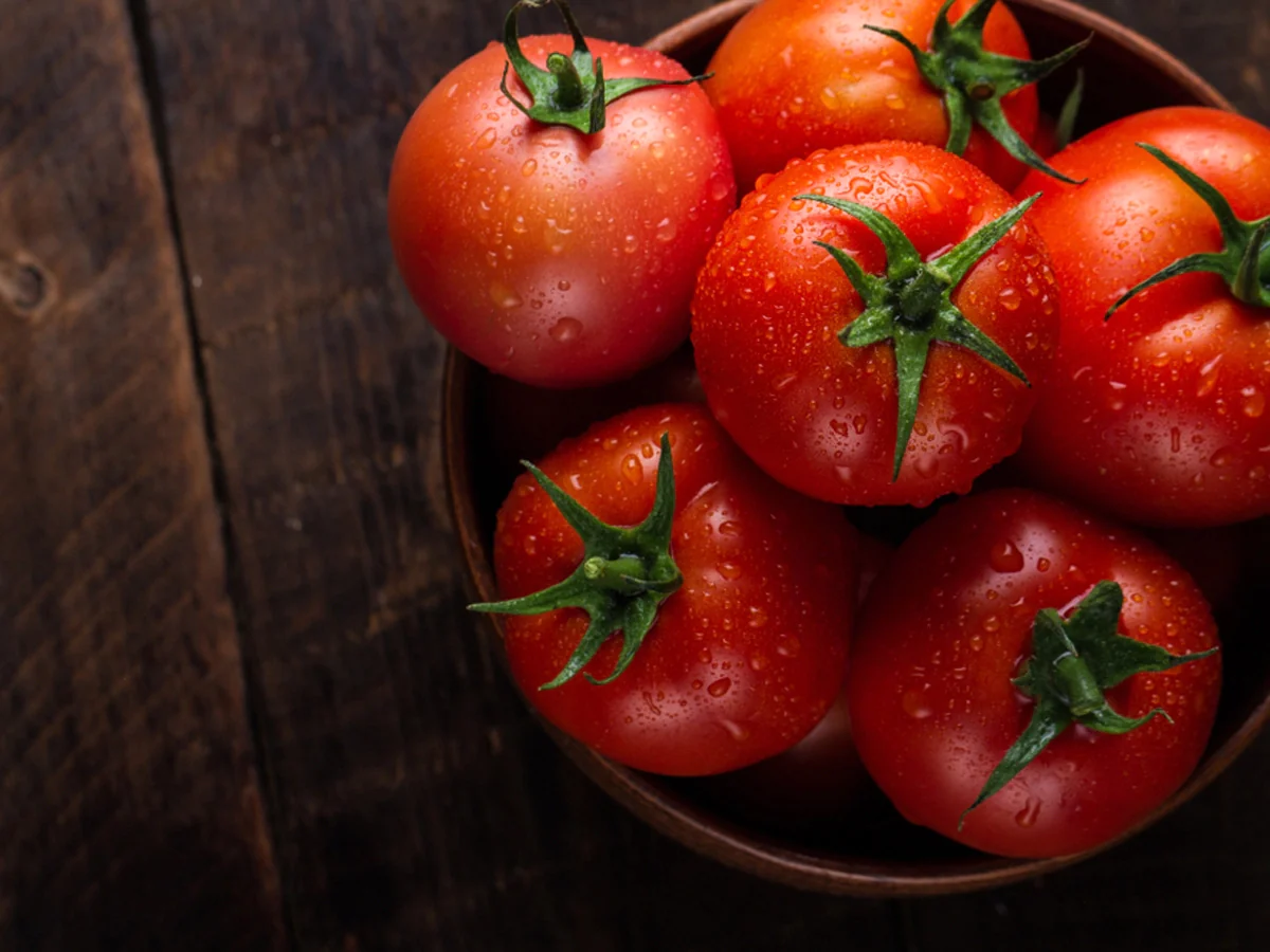 What nutritional advantages do tomatoes offer?