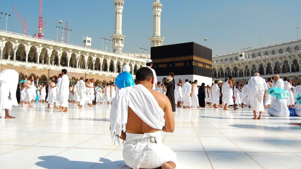 A man praying infront of Kaaba during his Umrah trip